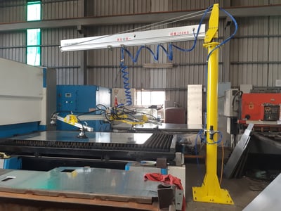 Pneumatic Jib Crane with Vacuum Lifter for Metal Sheets - ảnh 1