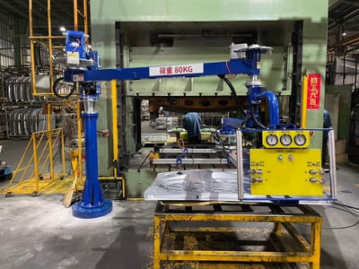 Tay nâng trợ lực hút nắp capo ô tô đưa vào máy CNC - ảnh 1