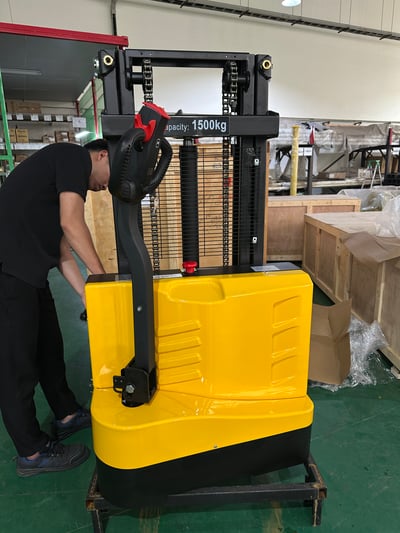 Xe nâng điện chân rộng tải 1 đến 3 tấn cho kho và nhà xưởng - ảnh 39