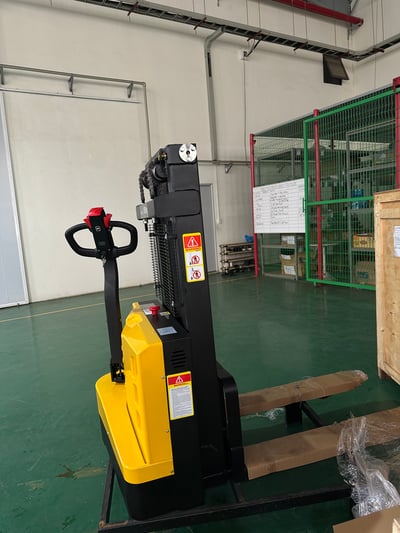 Xe nâng điện chân rộng tải 1 đến 3 tấn cho kho và nhà xưởng - ảnh 38