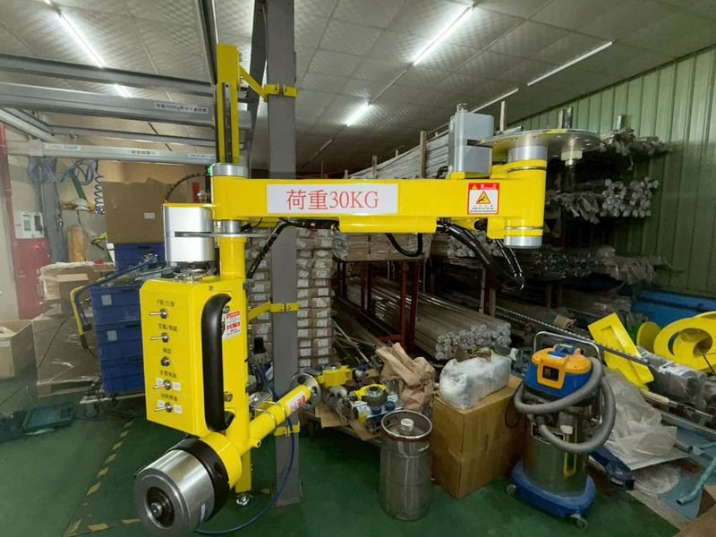 Tay nâng trợ lực bám cột kẹp linh kiện lắp máy biến áp
