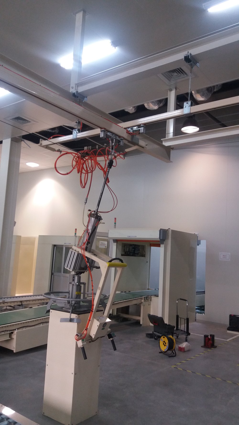 5T鋼軌吊掛系統，搭配升降氣缸與機械夾具