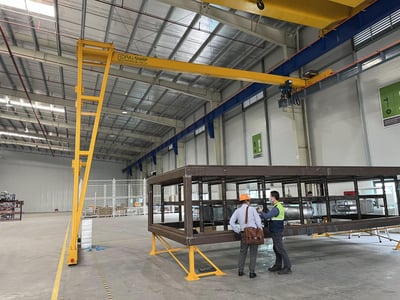 Cổng trục 1 tấn với pa lăng điện và mặt hút chân không tấm cemboard - ảnh 1