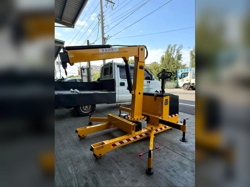 Xe cẩu mini 1 tấn cho nhà xưởng và gara