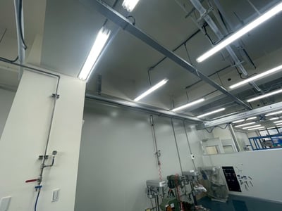 Thanh ray nhôm treo trần kết hợp cầu trục khí nén trong nhà xưởng - ảnh 3
