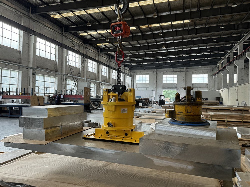 Cấp/dỡ phôi máy cắt tấm nhôm