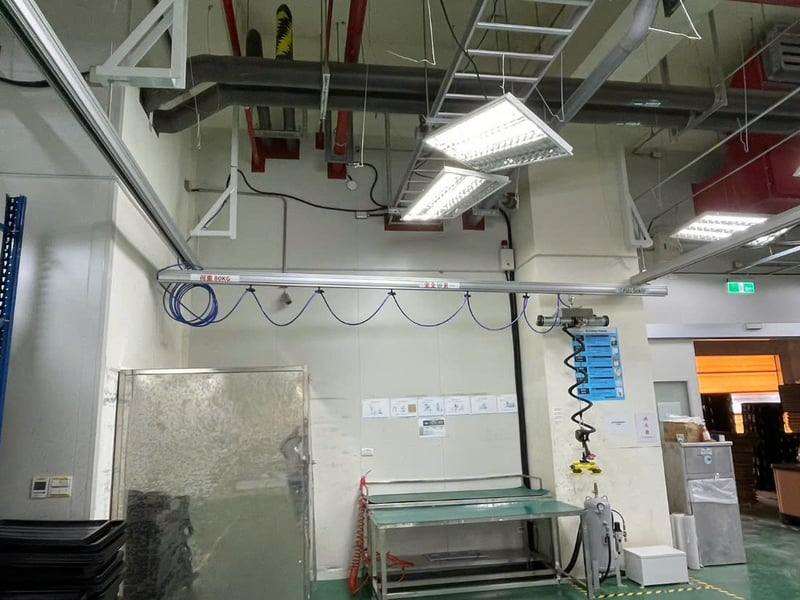 Tuyến thanh ray nhôm treo trần với máy hút thùng giấy Lifts All