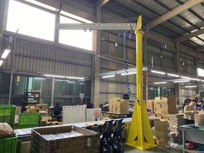 Pneumatic Jib Crane for Lifting Bicycle Frames on the Line - ảnh 8