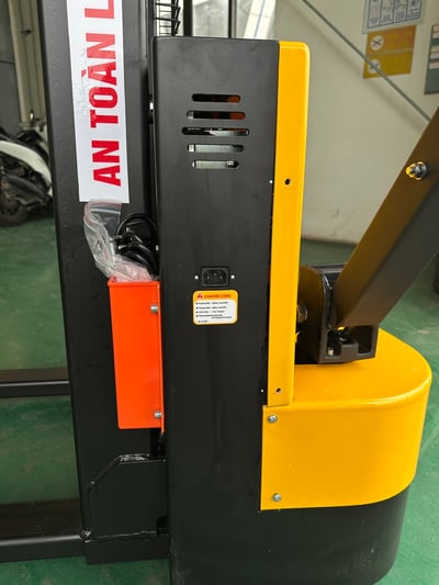 Xe nâng điện chân rộng tải 1 đến 3 tấn cho kho và nhà xưởng - ảnh 22