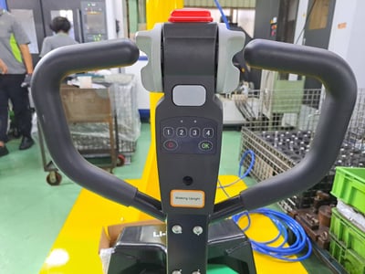 Cầu trục xoay khí nén đế di động và xe kéo điện đưa phôi vào máy CNC - ảnh 4