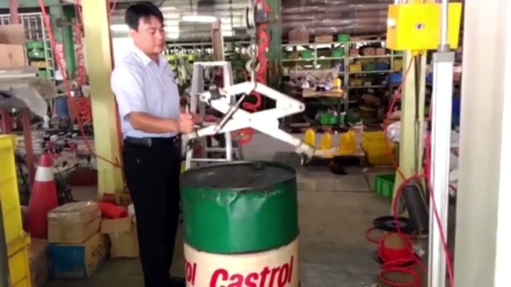 Thiết bị nâng hạ khí nén kẹp nâng thùng phuy kịch thước lớn. Thiết bị nâng thùng phuy