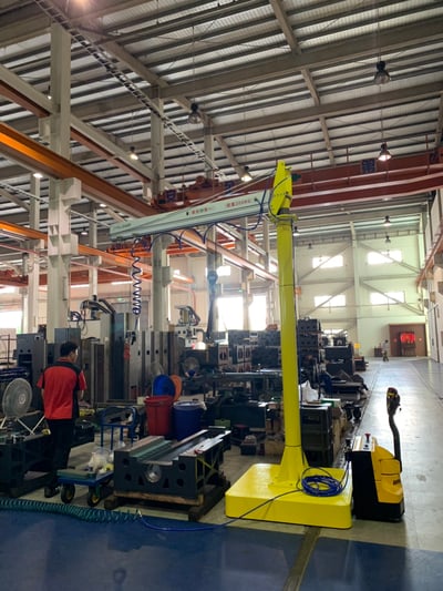 Cầu trục xoay khí nén đế di động đi cùng xe kéo điện - ảnh 8