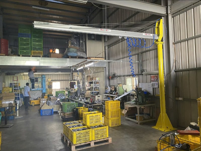 Cầu trục xoay khí nén treo, ray 5T và tool gắp khay nhựa 200 kg