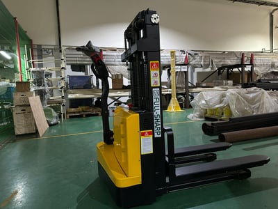 Xe nâng điện chân rộng tải 1 đến 3 tấn cho kho và nhà xưởng - ảnh 9