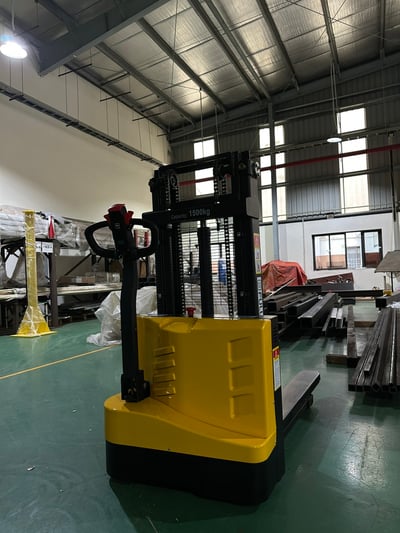 Xe nâng điện chân rộng tải 1 đến 3 tấn cho kho và nhà xưởng - ảnh 8