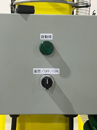Cầu trục xoay đế di động treo thiết bị hút chân không thùng giấy - ảnh 1