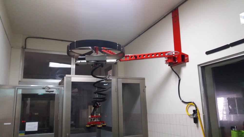 Lifts All關節式旋臂搭配吸盤吸取紙箱
