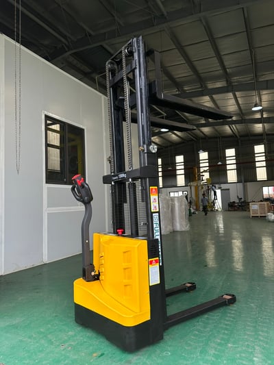 Xe nâng điện chân rộng tải 1 đến 3 tấn cho kho và nhà xưởng - ảnh 36