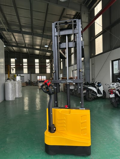Xe nâng điện chân rộng tải 1 đến 3 tấn cho kho và nhà xưởng - ảnh 11