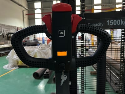 Xe nâng điện chân rộng tải 1 đến 3 tấn cho kho và nhà xưởng - ảnh 7