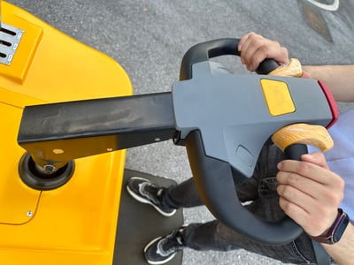 Xe nâng điện kẹp cuộn 300 kg, xoay lật cuộn tại chỗ - ảnh 1