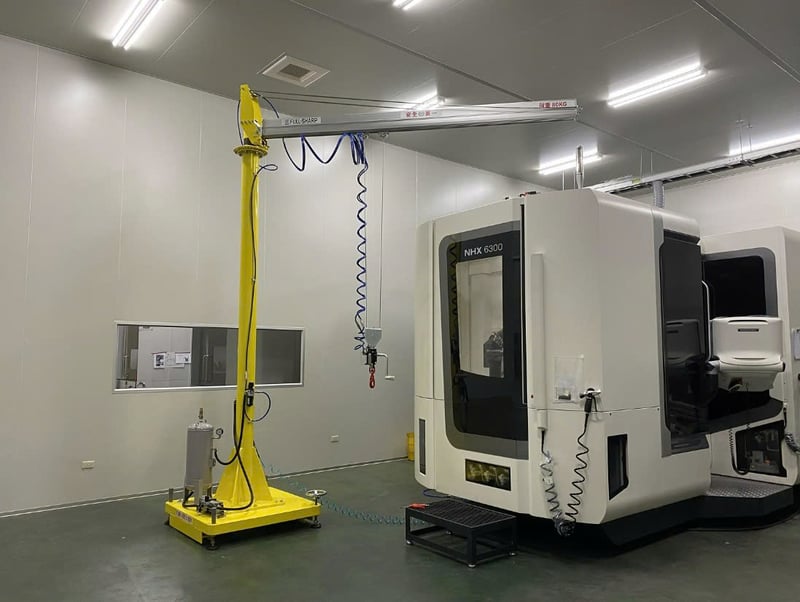 Cầu trục xoay khí nén di động và tay cầm cảm ứng lực nạp máy CNC