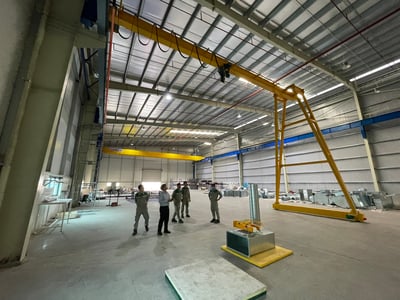 Cổng trục 1 tấn với pa lăng điện và mặt hút chân không tấm cemboard - ảnh 15