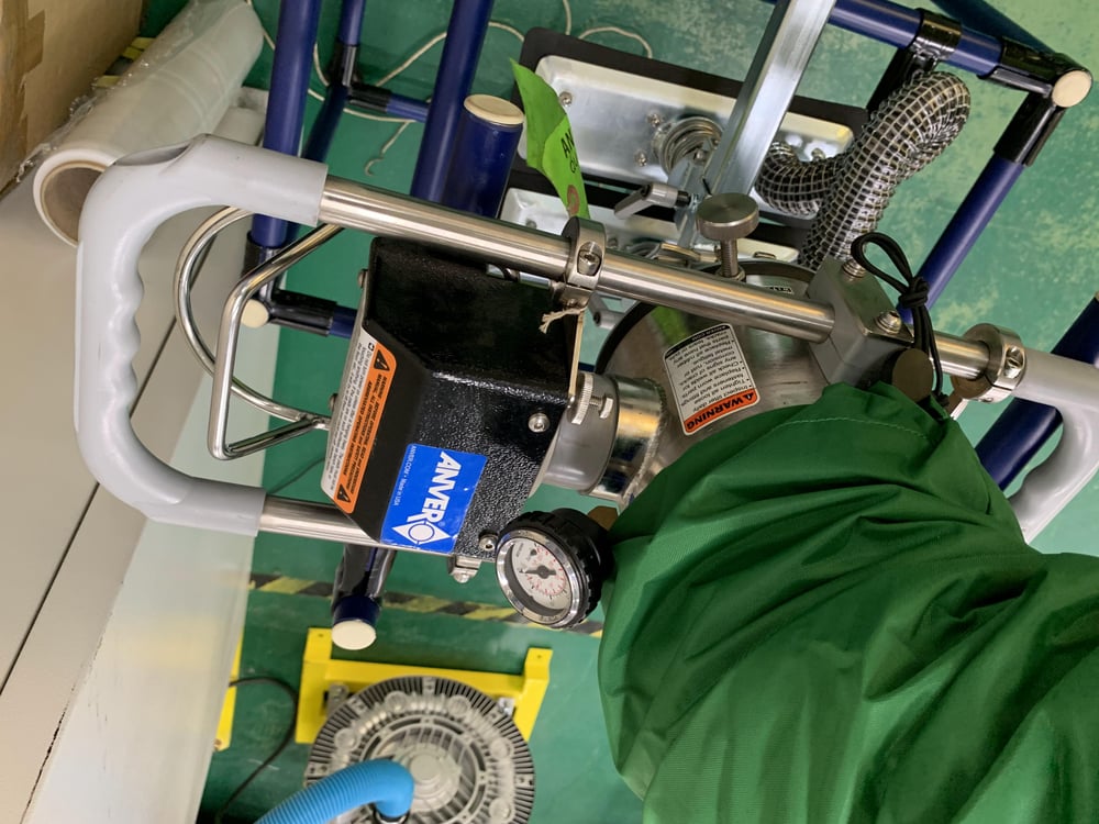 旋臂吊車搭配ANVER真空吸取設備吸取紙箱