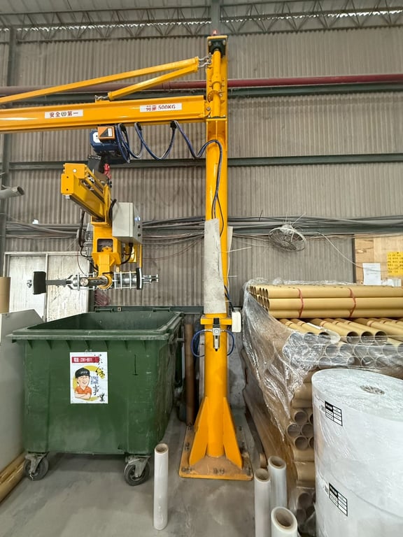 Cầu trục xoay 500kg, pa lăng điện và tool đâm lõi lật cuộn đứng