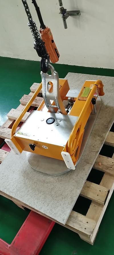 Cổng trục 1 tấn với pa lăng điện và mặt hút chân không tấm cemboard - ảnh 11
