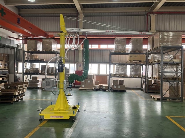 Cầu trục xoay ray nhôm đế di động hút chân không thùng giấy