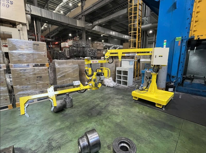 Tay nâng trợ lực đế di động 120kg kẹp phôi kim loại