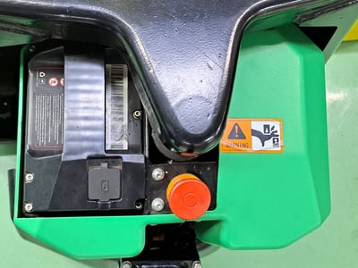 Cầu trục xoay khí nén đế di động và xe kéo điện đưa phôi vào máy CNC - ảnh 3