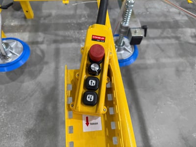 Cầu trục xoay 500 kg với mặt hút chân không dùng pin sạc - ảnh 1