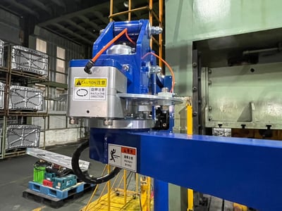 Tay nâng trợ lực hút nắp capo ô tô đưa vào máy CNC - ảnh 6