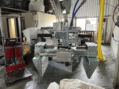 Pneumatic Jib Crane with Scrap Metal Gripper - ảnh 3