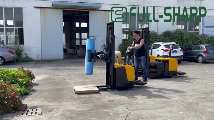 Xe nâng điện kẹp cuộn giấy. Thiết bị nâng cuộn nguyên liệu.