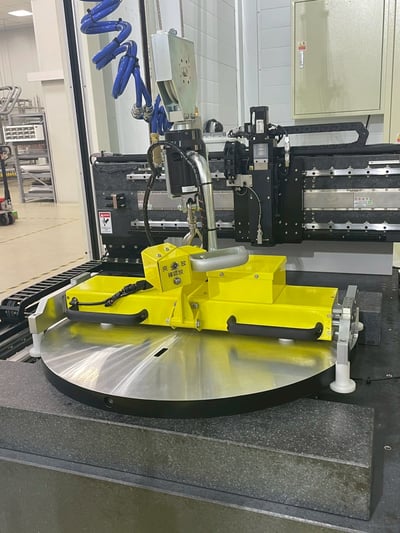 Cầu trục xoay khí nén với tool kẹp khối kim loại tròn - ảnh 1