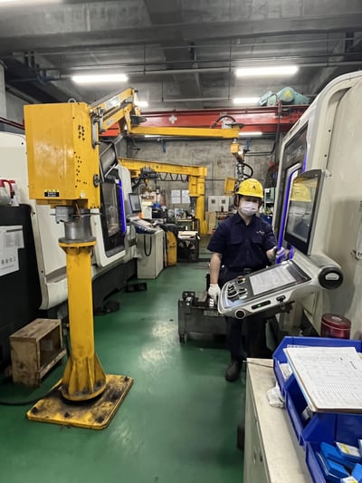 Tay nâng trợ lực treo trần 120 kg nâng khuôn vào máy CNC - ảnh 2