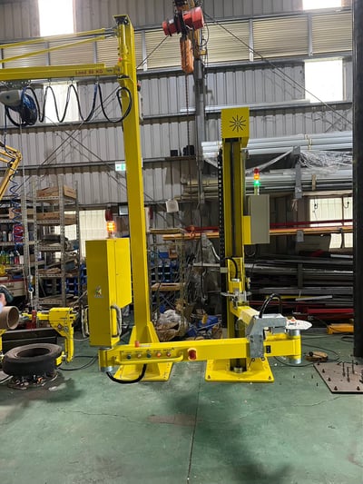 Tay nâng trợ lực kẹp trục airshaft rút khỏi lõi cuộn nguyên liệu - ảnh 1