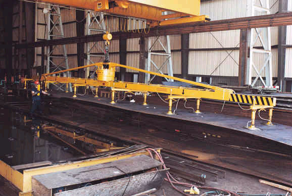 ANVER M1200M12-468-6/53: nâng hạ tấm kim loại 45 ft x 8 ft (14 m x 2.5 m), nặng đến 12,000 lb (5450 kg)