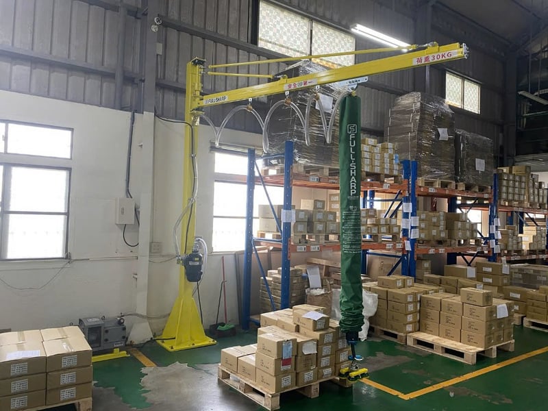 Cầu trục xoay treo palăng điện, móc treo khay nhựa