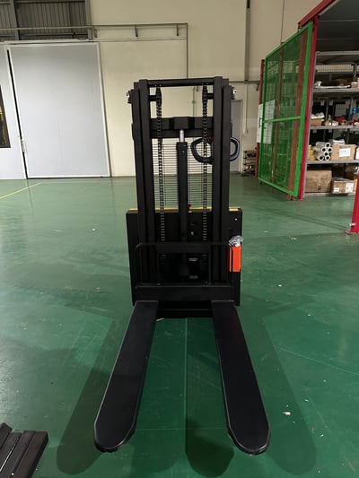 Xe nâng điện chân rộng tải 1 đến 3 tấn cho kho và nhà xưởng - ảnh 3