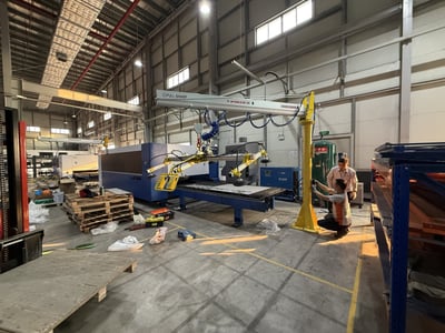 Cầu trục xoay khí nén và mặt hút chân không khí nén 150 kg nâng tấm thép lên máy cắt CNC - ảnh 3