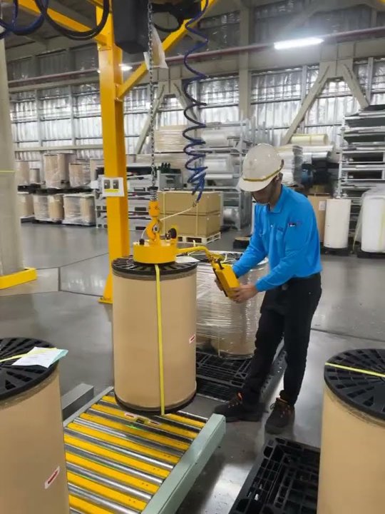 Giải pháp nâng cuộn nguyên liệu trong nhà máy