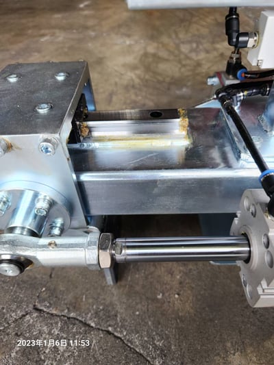 Cầu trục xoay khí nén đế cố định và tool kẹp khay nhựa - ảnh 14