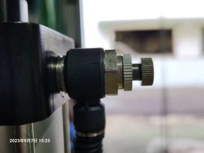 Cầu trục xoay khí nén đế di động, cột nâng hạ bằng dây tay - ảnh 3