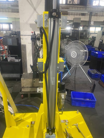Cầu trục xoay khí nén đế di động, cột nâng hạ bằng dây tay - ảnh 11