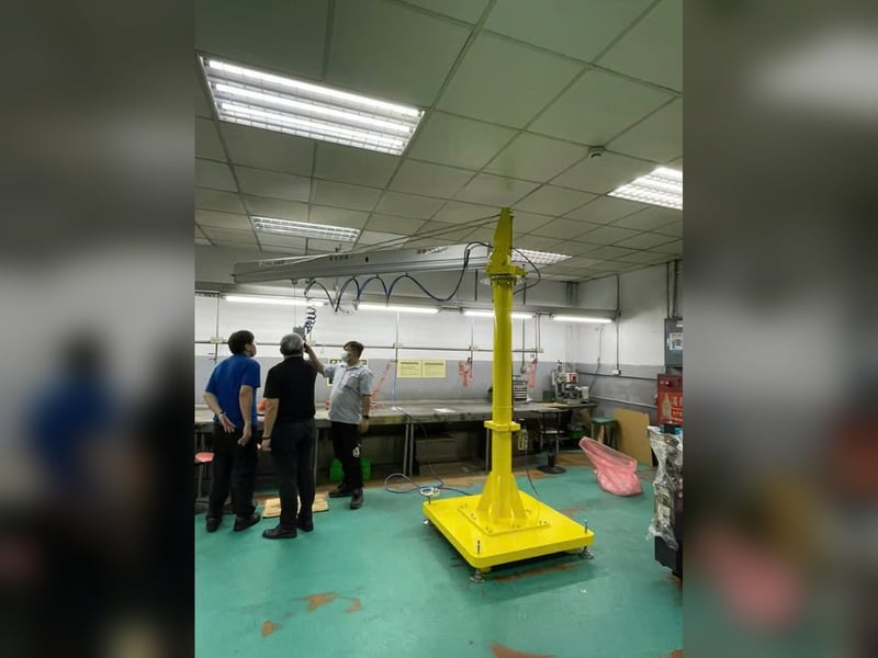 Cầu trục xoay khí nén kèm tool gắp cho nhà xưởng