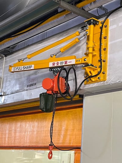 Cầu trục xoay pa lăng điện treo tường cho trạm làm việc - ảnh 1